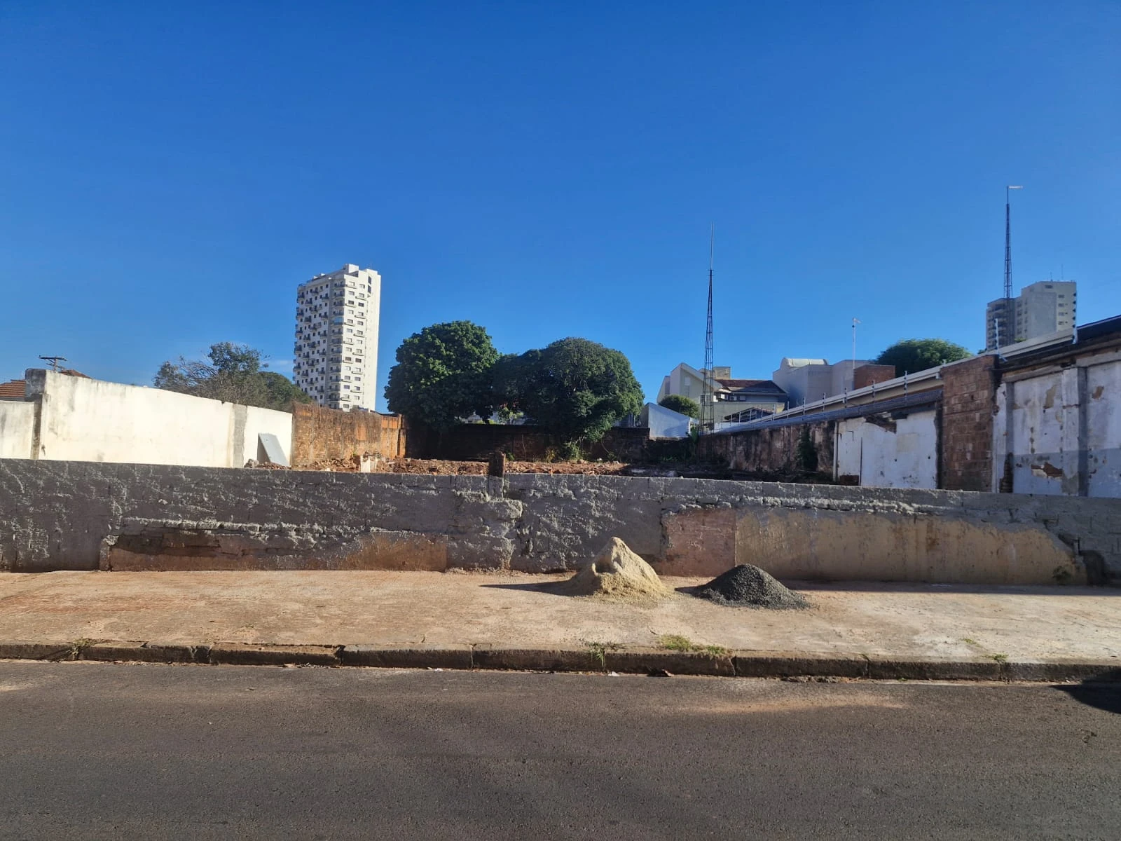 Terreno no centro, com área total de 810 m2