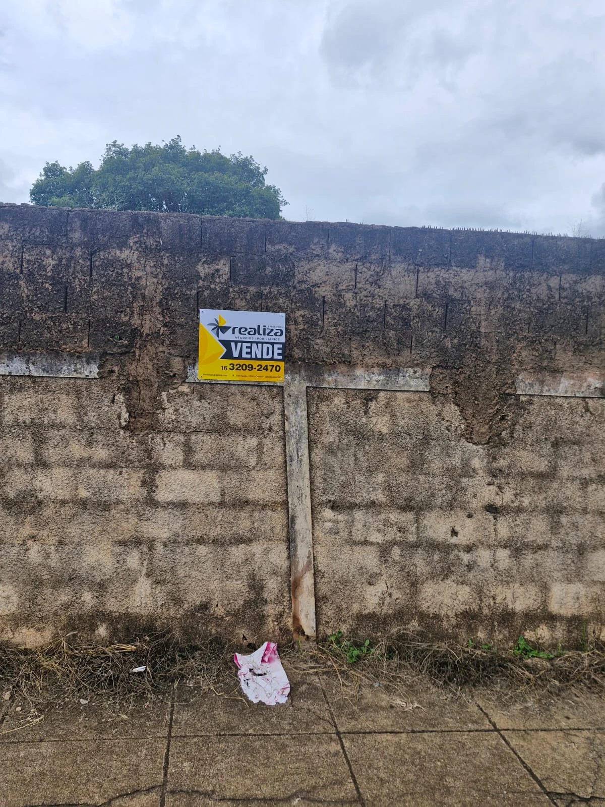 Terreno próximo ao centro murado na lateral e fundos