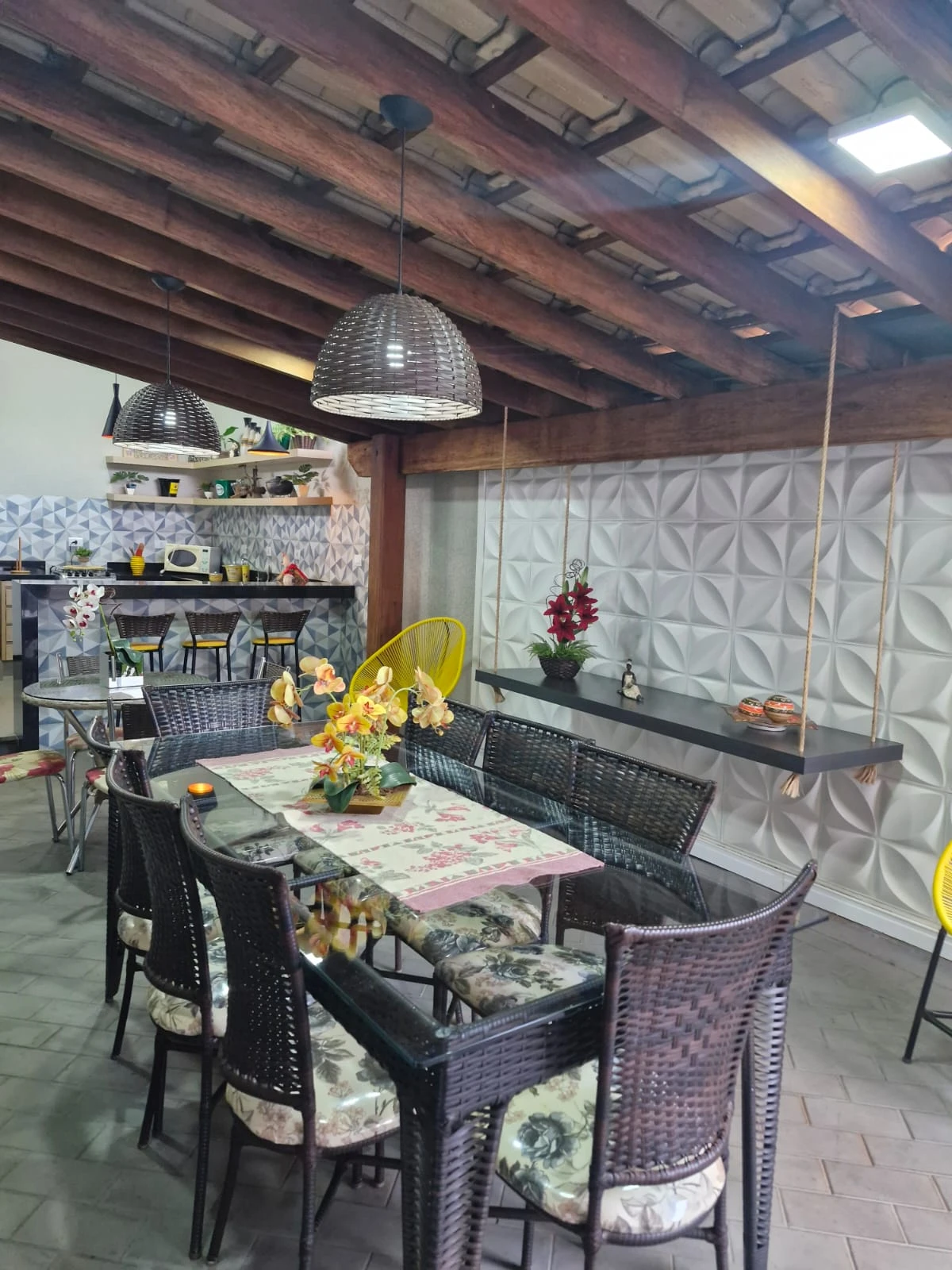 Casa com 3 dormitórios (sendo 1 suíte) e varanda gourmet