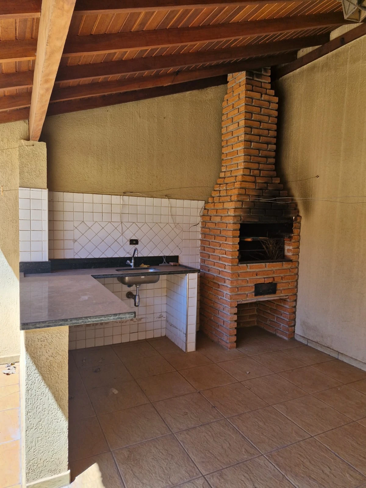 Casa com 3 dormitórios (sendo 1 suíte) e área de lazer