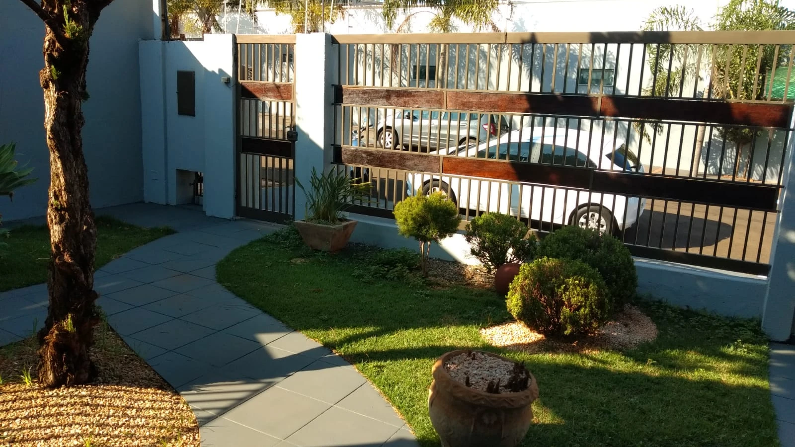 Casa com 3 dormitórios e piscina.