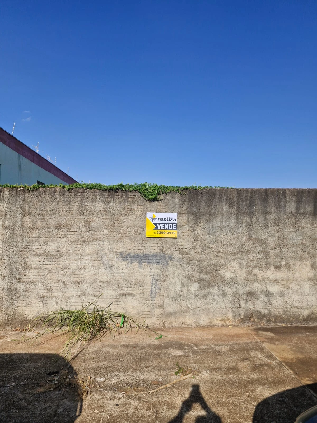 Terreno com 240 m2, murado na frente e laterais