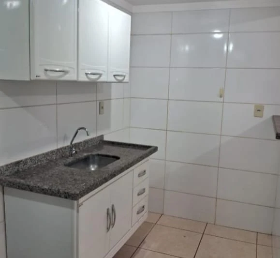 Apartamento com 1 dormitório e 2 vagas cobertas de garagem