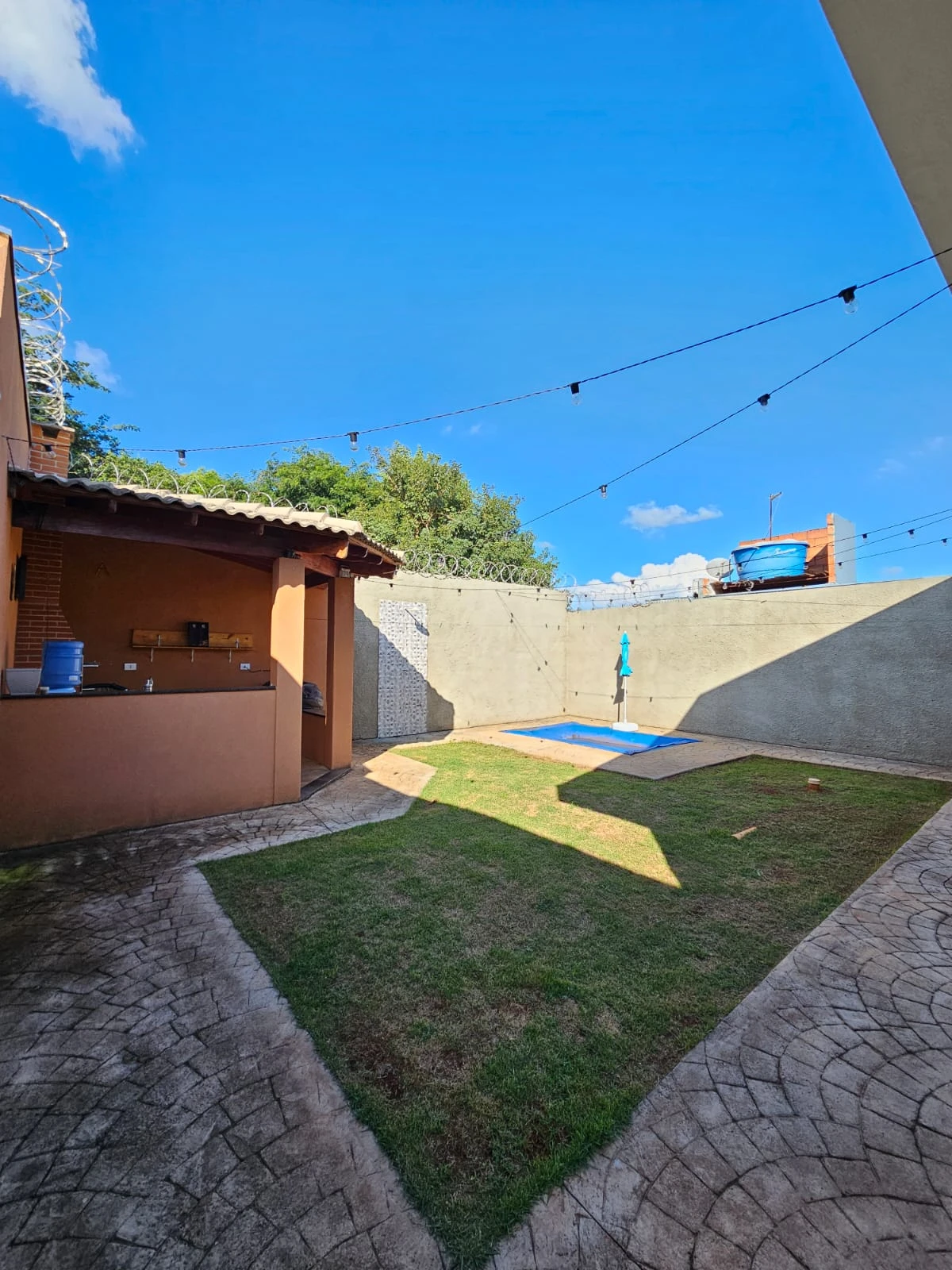 Casa com 3 dormitórios (sendo 1 suíte), área de lazer com piscina e churrasqueira