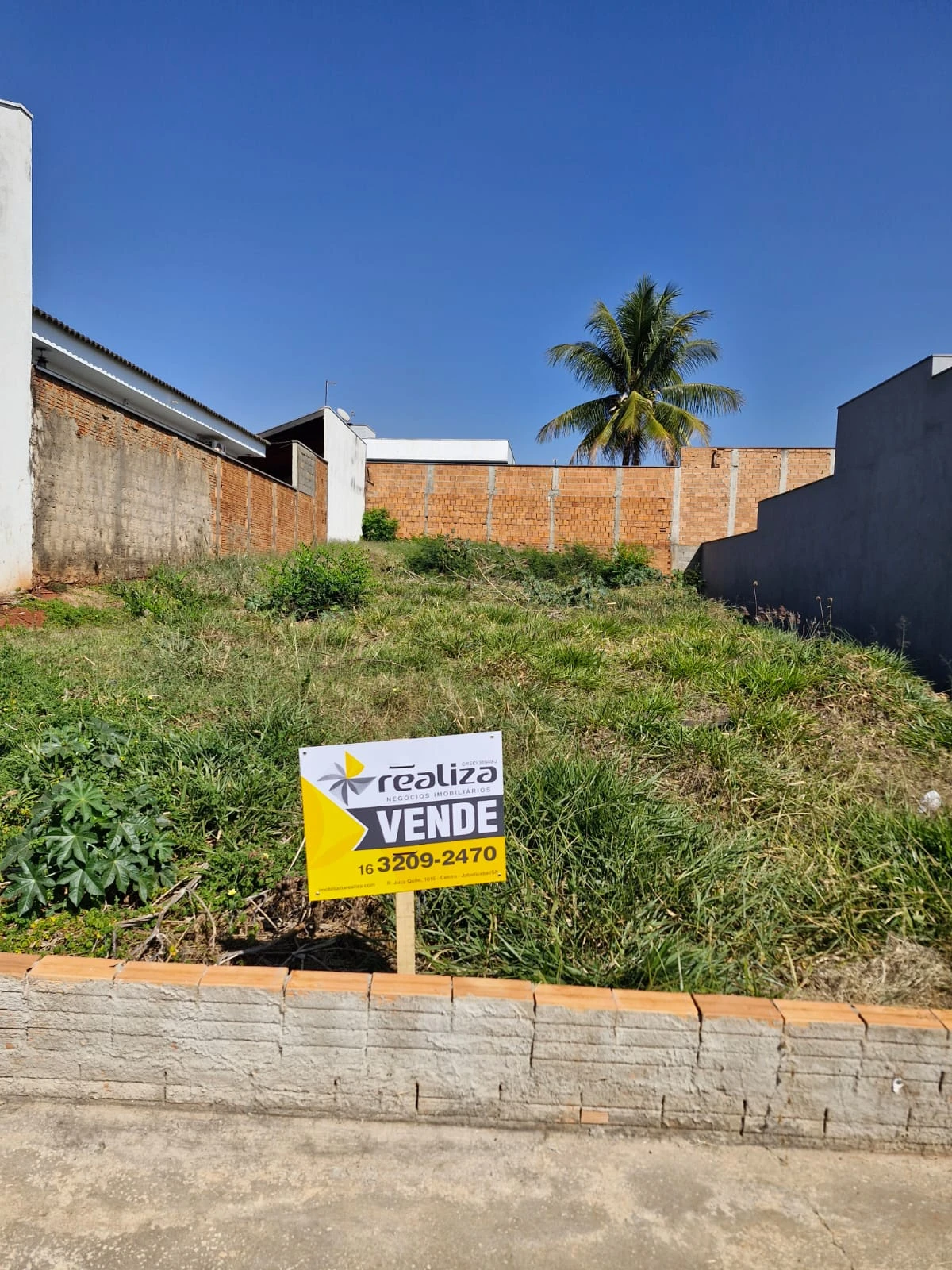Terreno murado nas laterais e fundo
