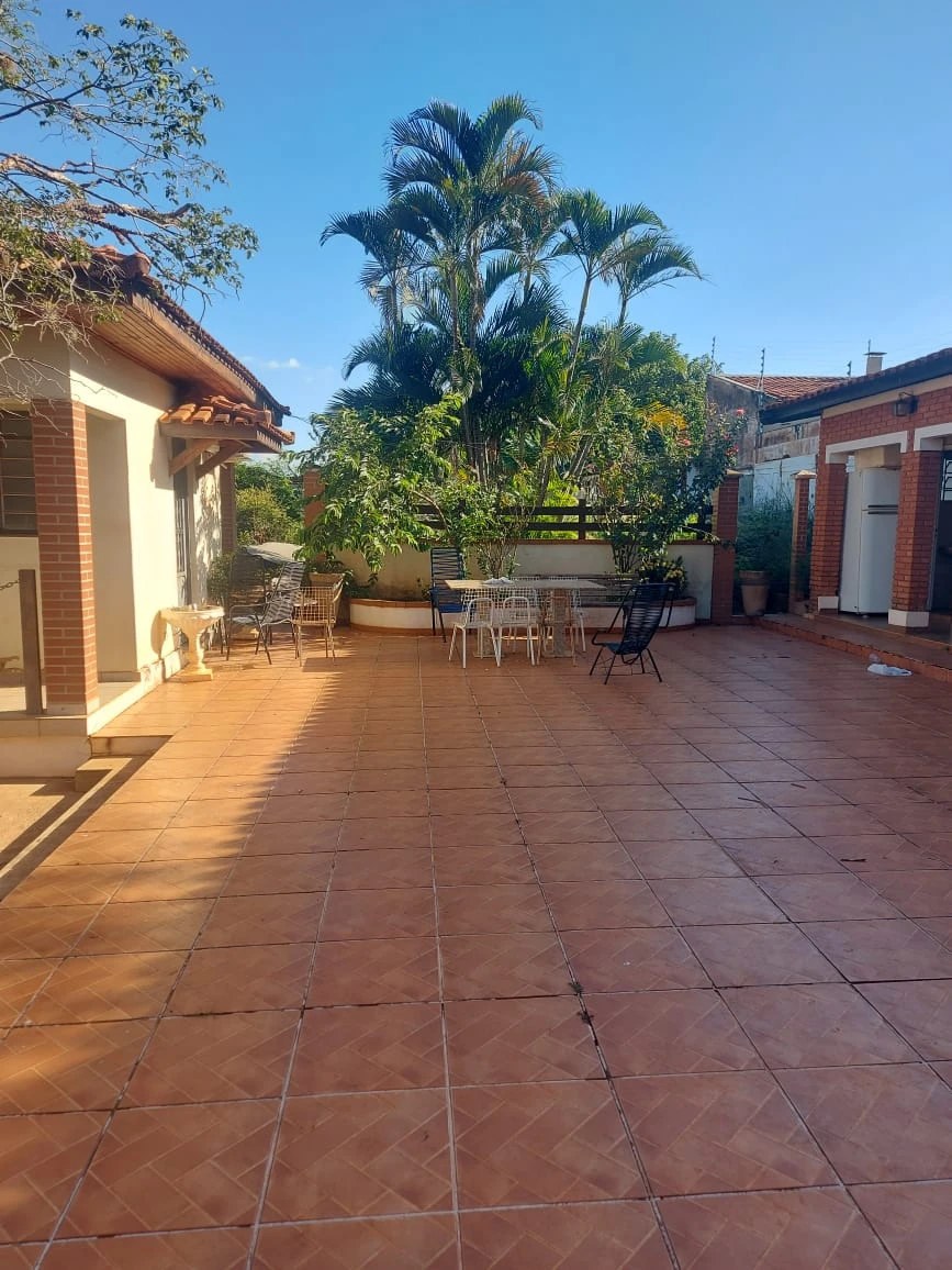 Casa com 3 dormitórios + 2 edículas