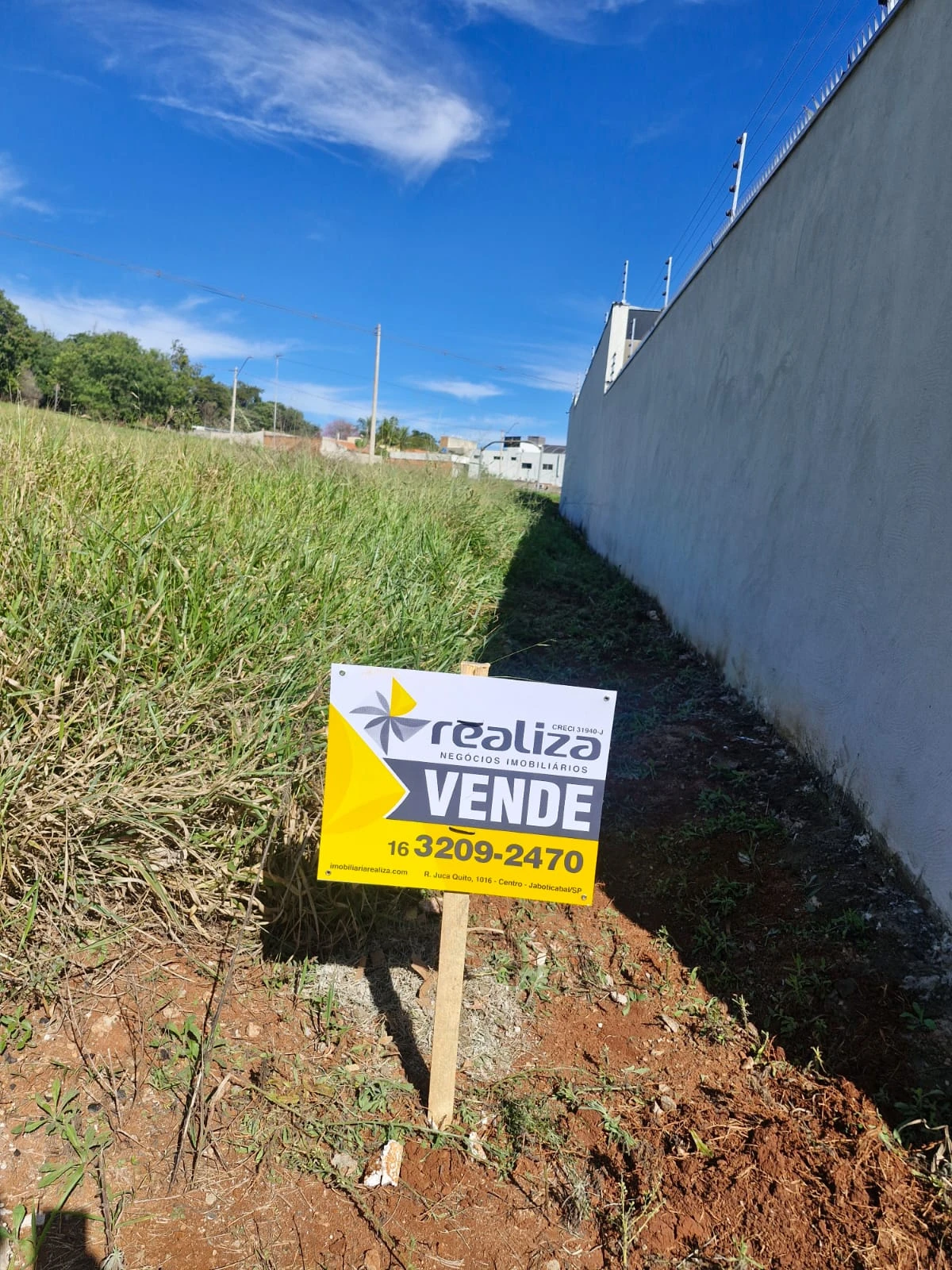 Lote com 420 m2 e muro na lateral