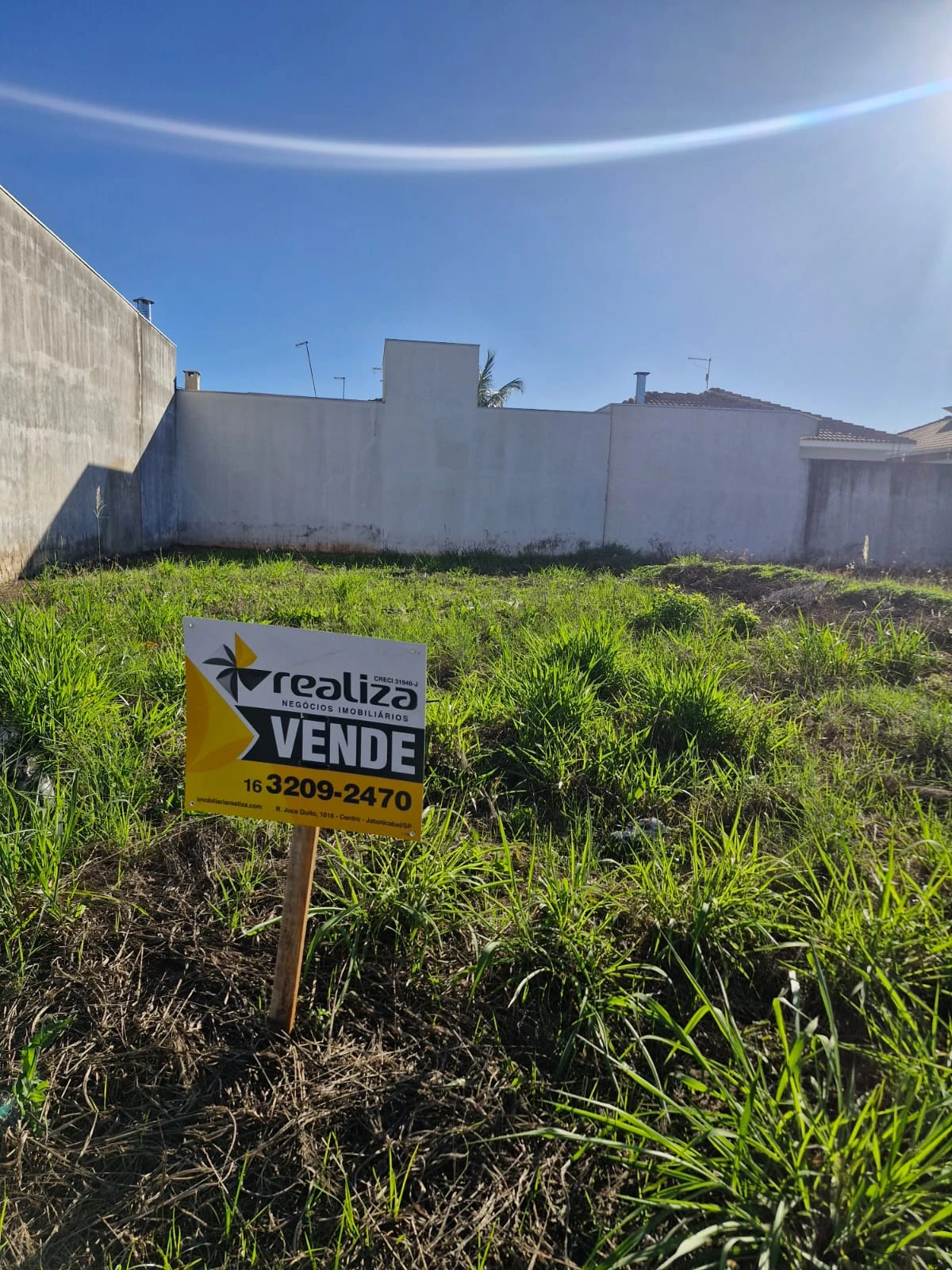 Lote com muro na lateral e fundo