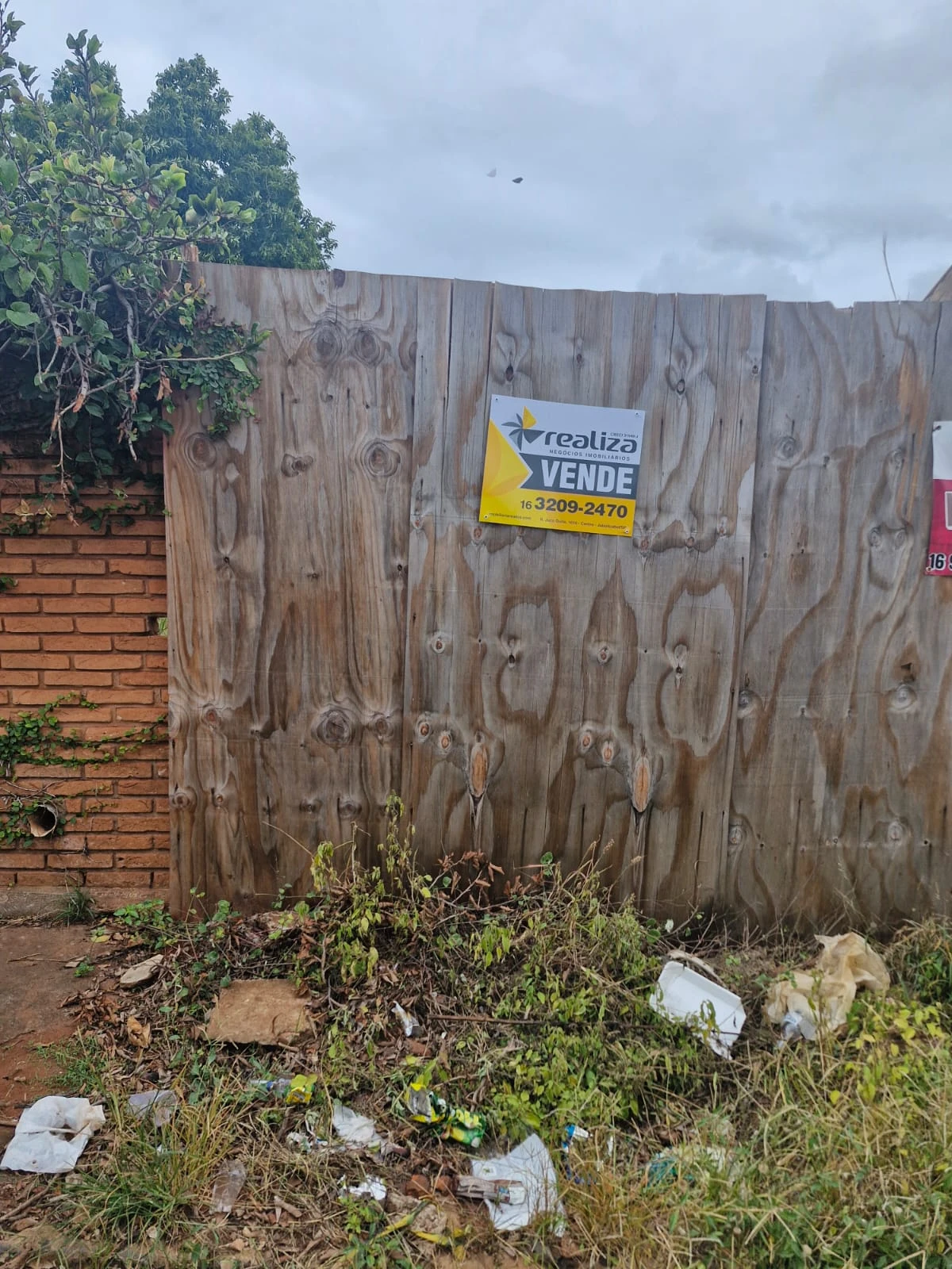 Terreno próximo ao centro, murado na lateral e fundos