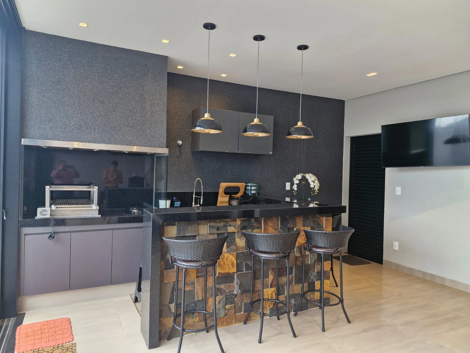 Casa com 3 dormitórios (sendo 1 suíte) e área de lazer com piscina