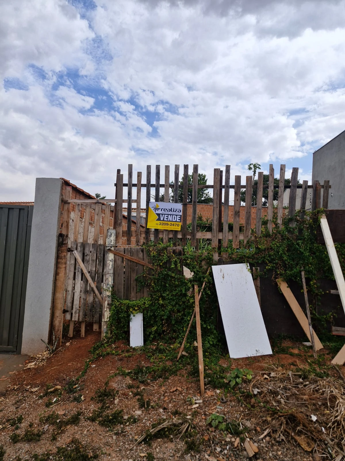 Terreno murado nas laterais e fundo