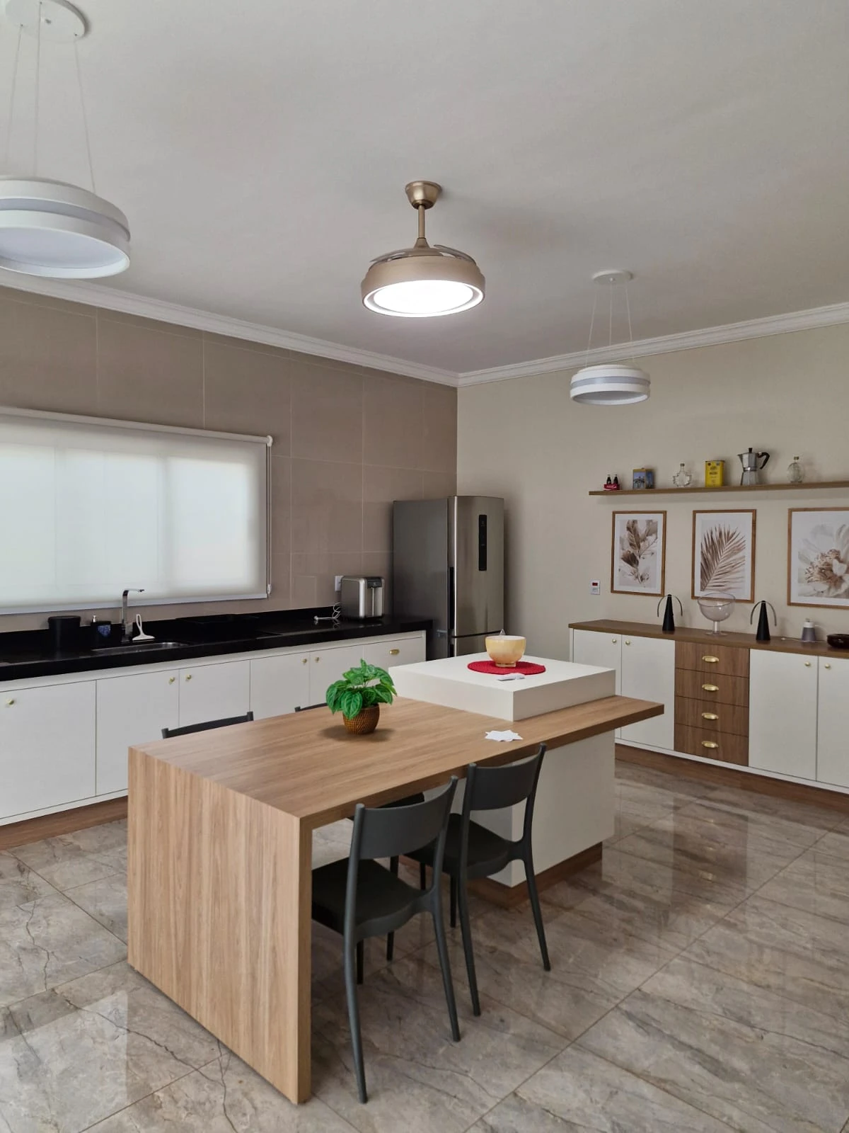 Casa com 3 dormitórios (sendo 1 suíte) + edícula com 2 dormitórios