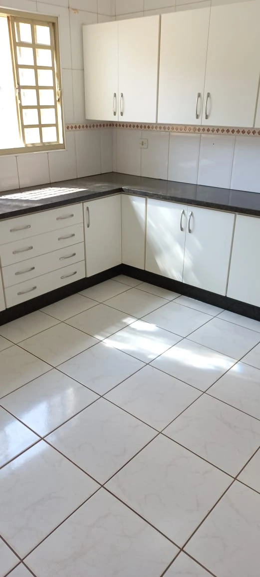 Casa com 3 dormitórios (sendo 1 suíte) e piscina