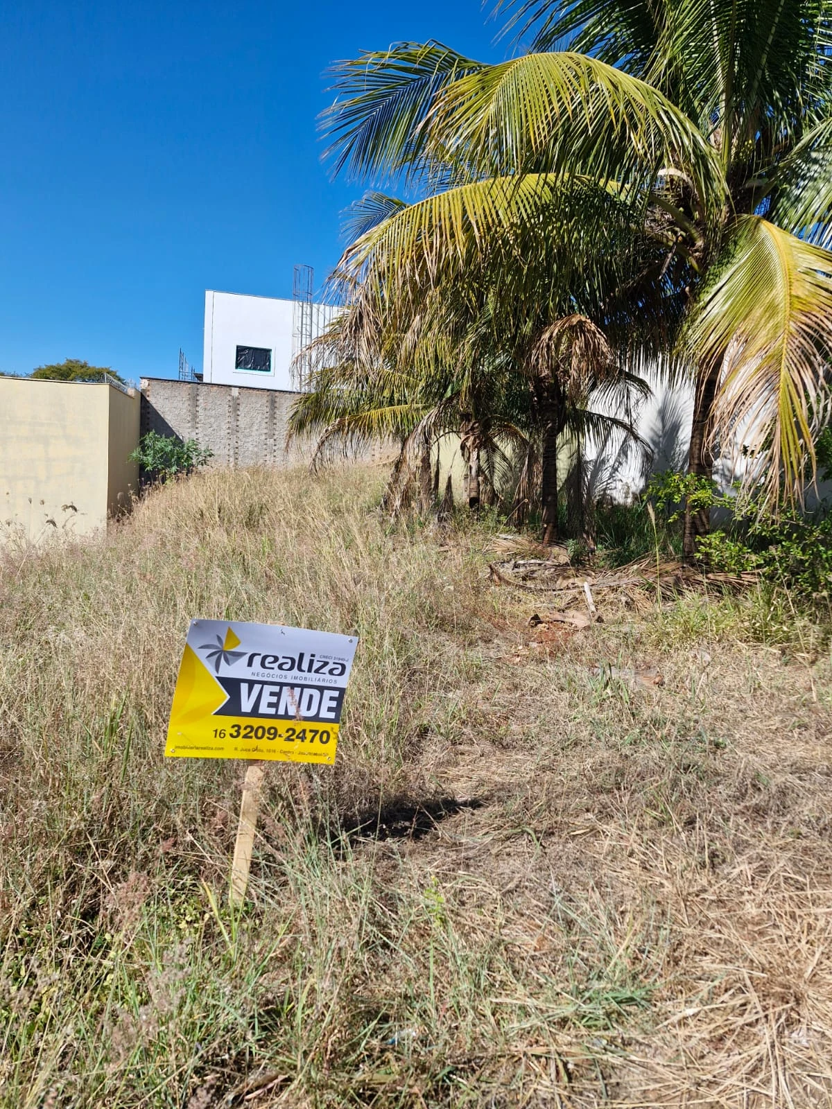 Terreno com excelente localização, murado na lateral e no fundo