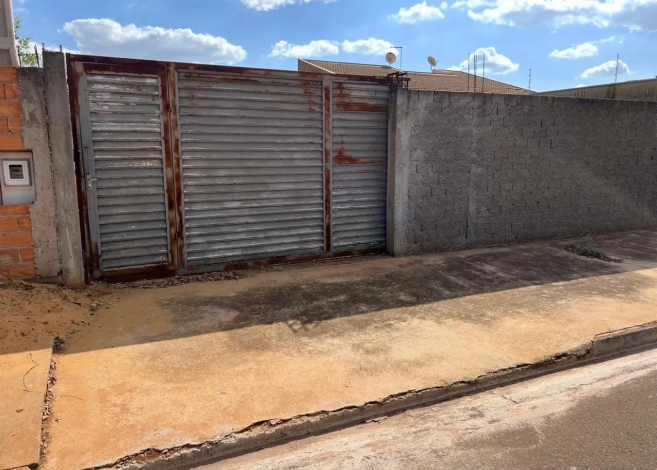 Terreno todo murado e com portão