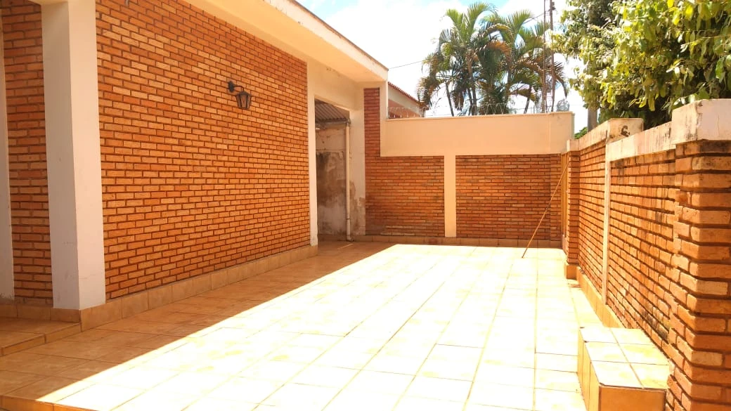 Casa com 4 dormitórios sendo 1 suíte