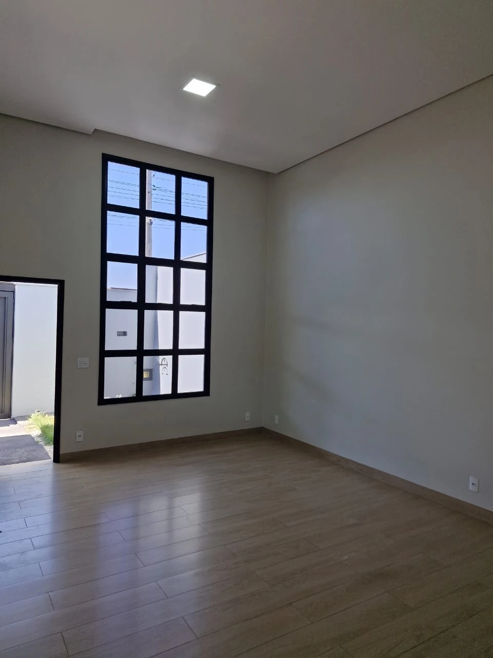 Casa com 2 dormitórios (sendo 1 suíte com closet)