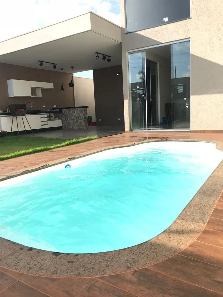 Casa com 2 dormitórios (sendo 1 suíte), área de lazer com piscina