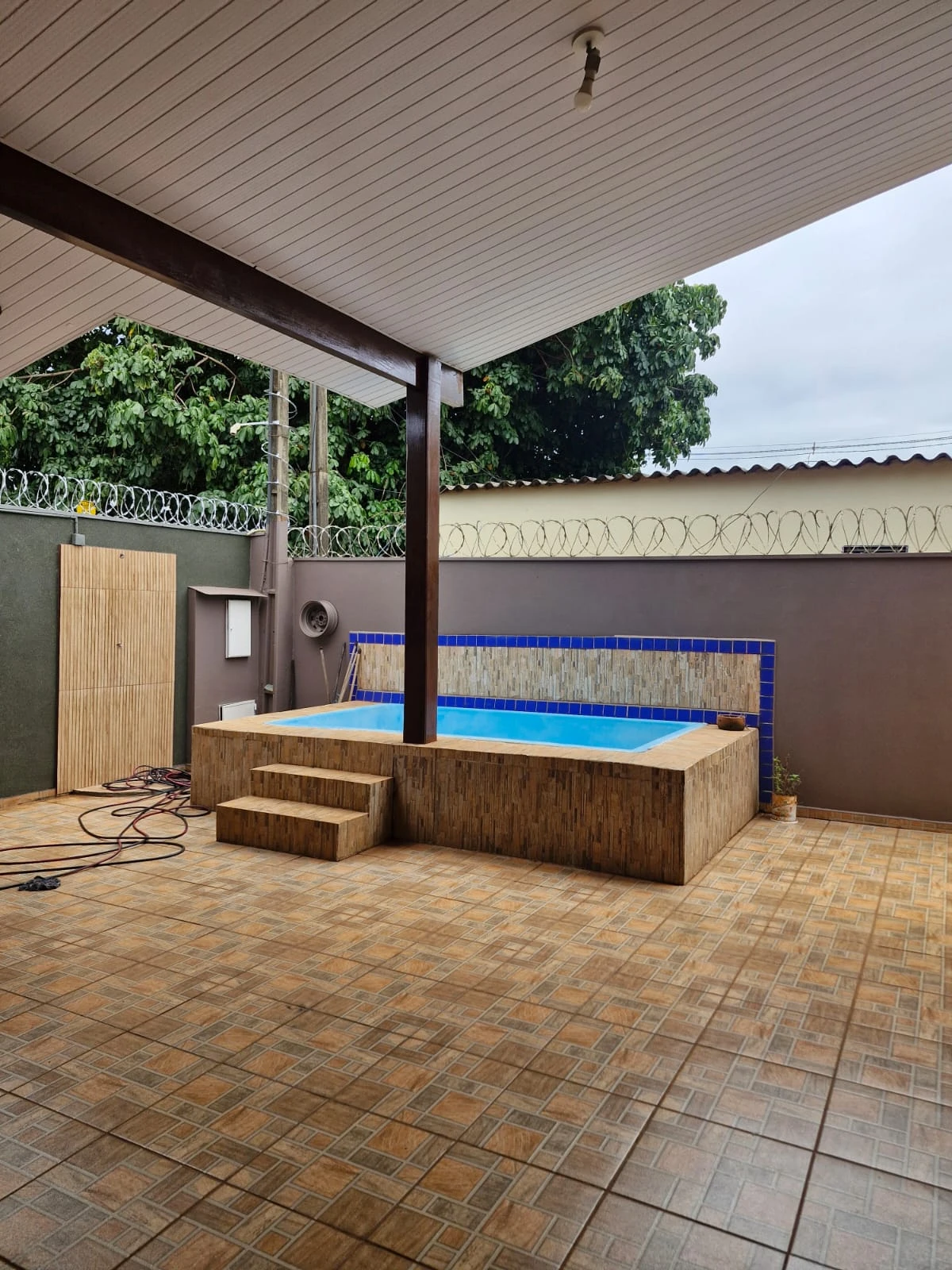 Casa com 3 dormitórios (sendo 1 suíte) e área de lazer com piscina