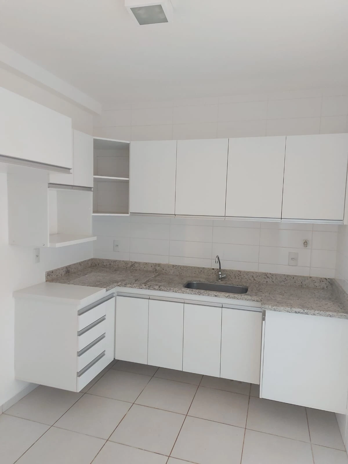Apartamento no centro com 2 suítes, sacada e escritório