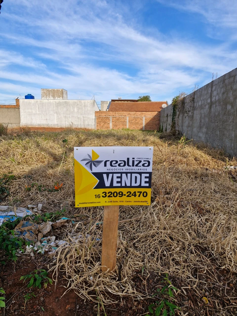 Terreno murado em uma das laterais e no fundo