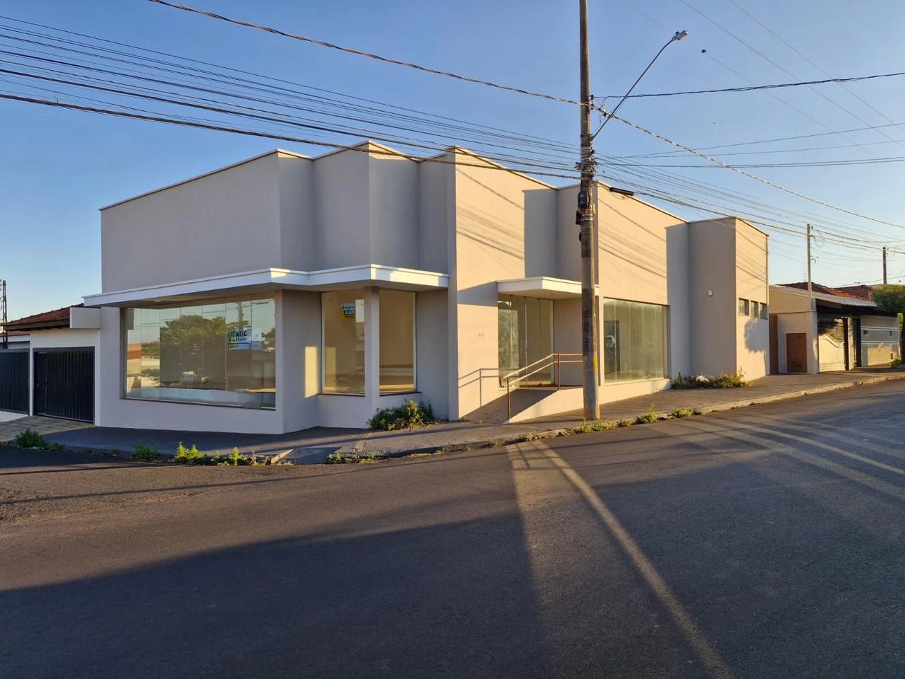 Salão comercial com 283 m2 de área construída