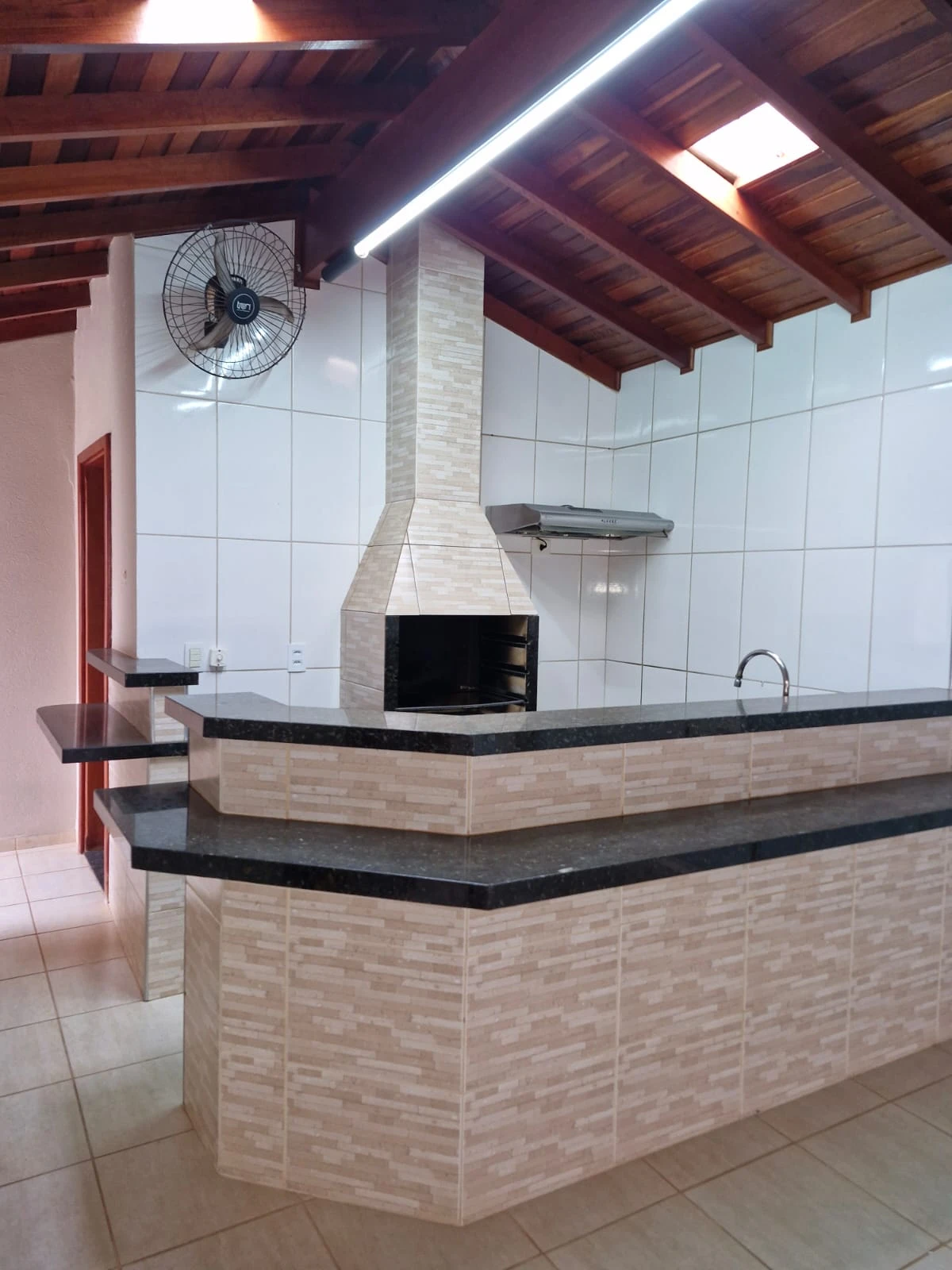 Casa no centro com 3 dormitórios (sendo 1 suíte) e área de lazer