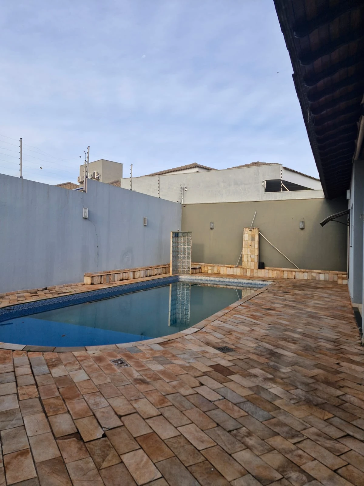 Edícula com sala, 1 suíte, dispensa, área de lazer com piscina, churrasqueira e banheiro