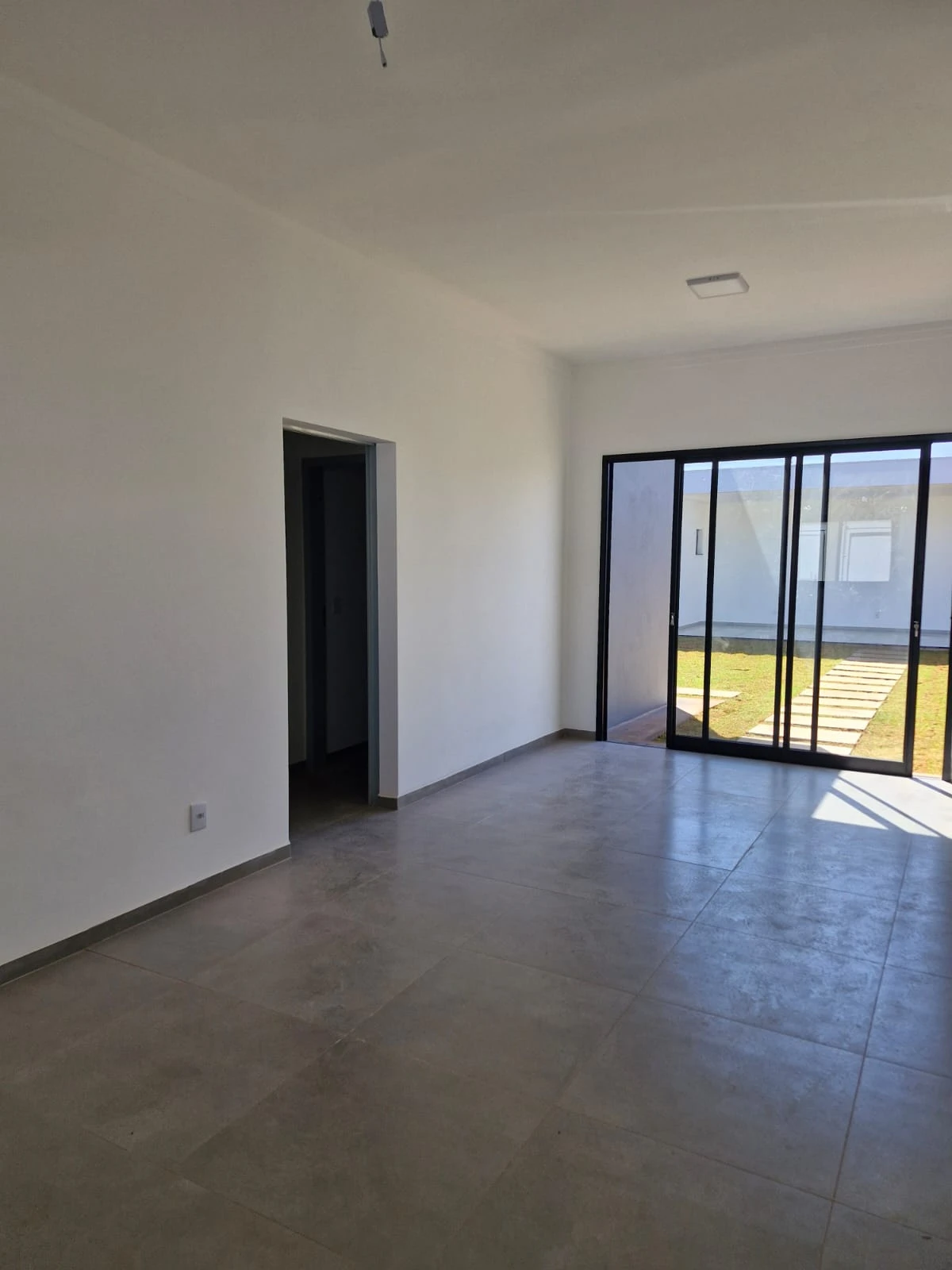 Casa com 3 dormitórios (sendo 1 suíte) e área de lazer