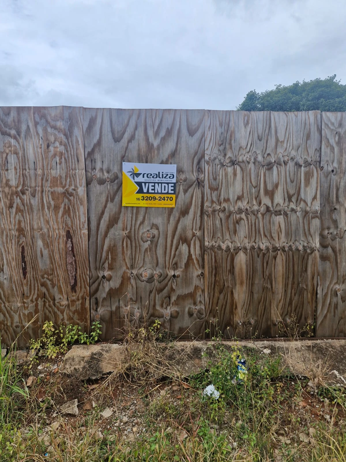 Terreno com muro nos fundos e próximo ao centro