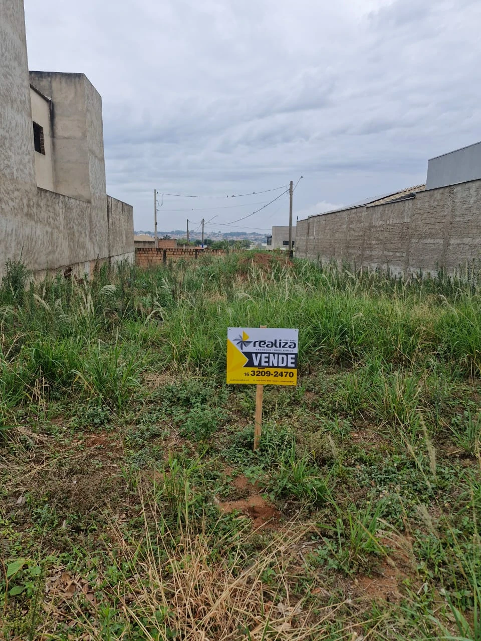 Lote murado nas laterais e fundo