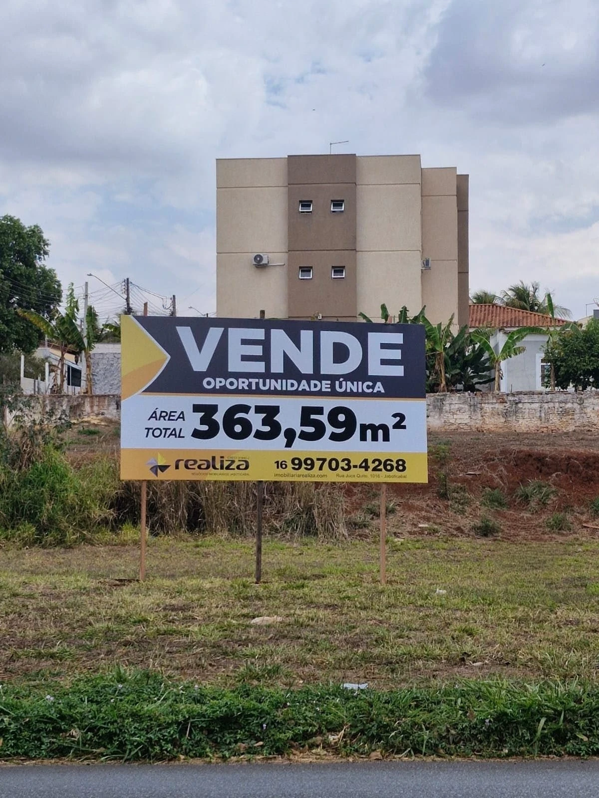 Terreno de esquina com localização privilegiada