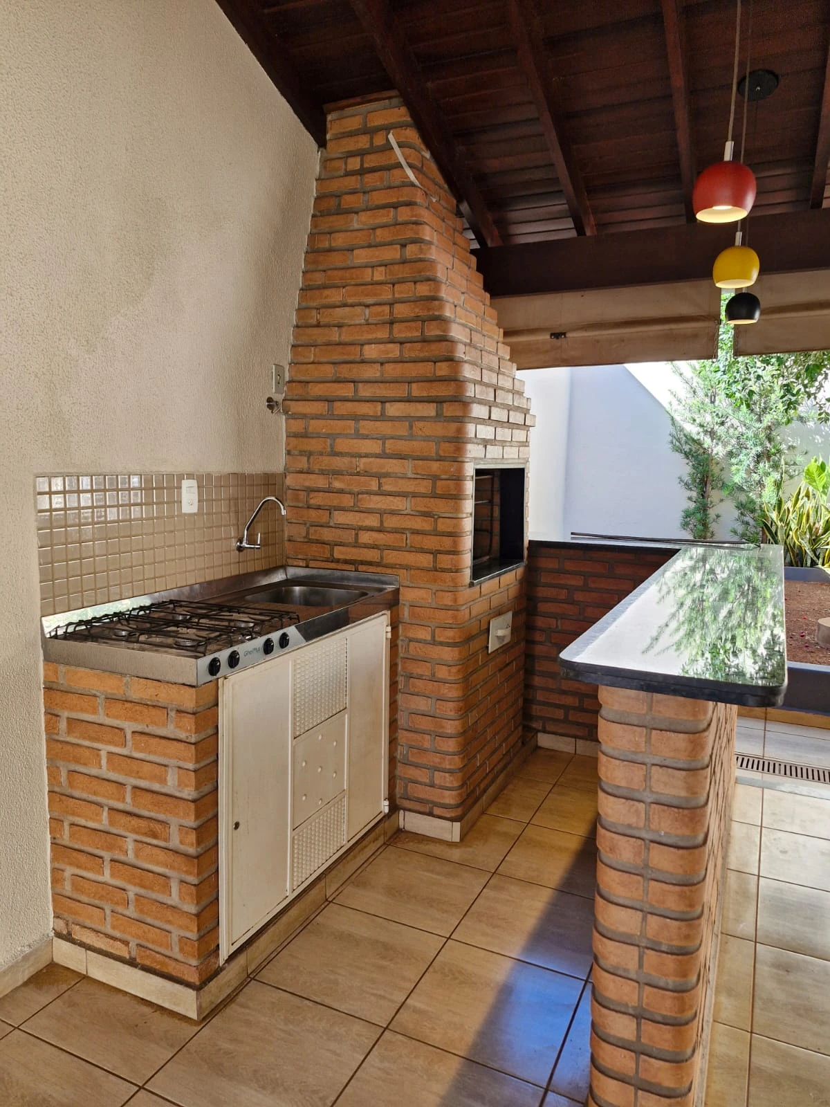 Casa com 3 dormitórios (sendo 1 suíte) e área de lazer