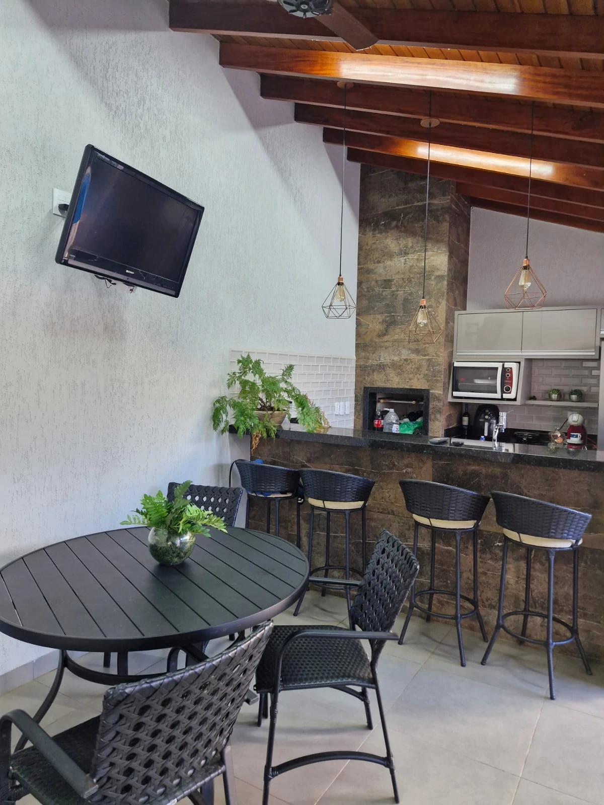 Casa com 3 dormitórios (sendo 1 suíte) e belíssima área de lazer