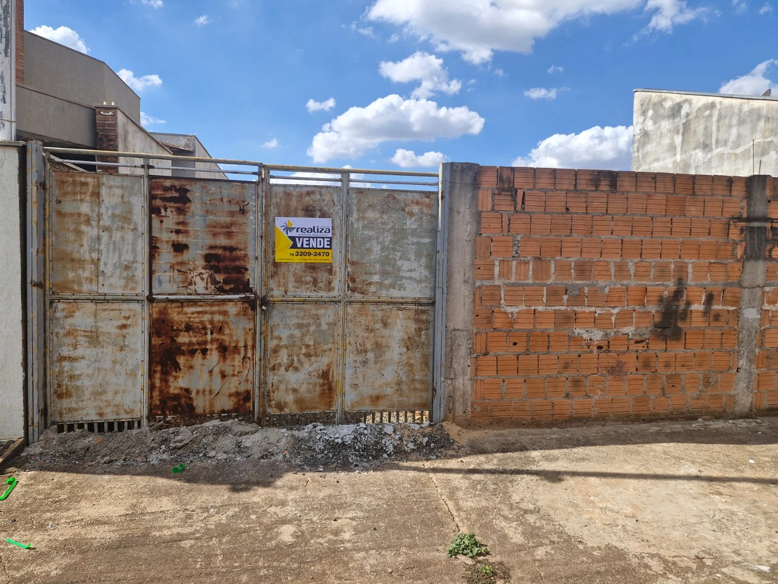 Terreno murado e com portão