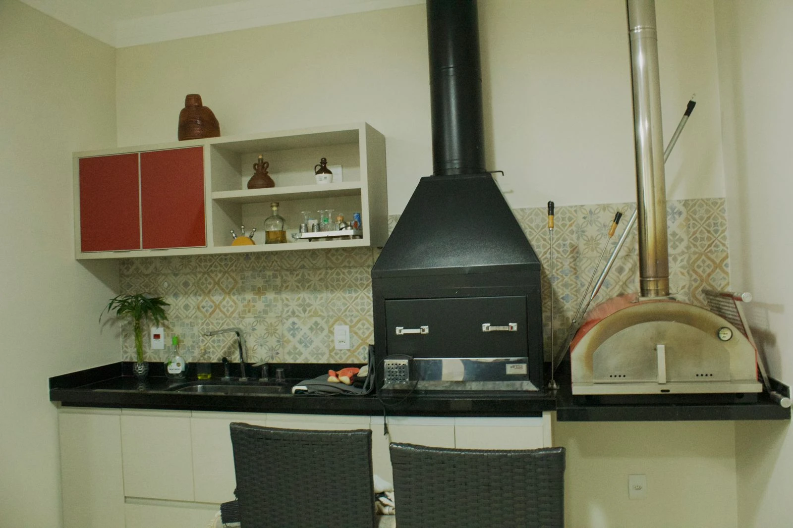 Casa em condomínio fechado com 3 dormitórios (sendo 1 suíte com closet)