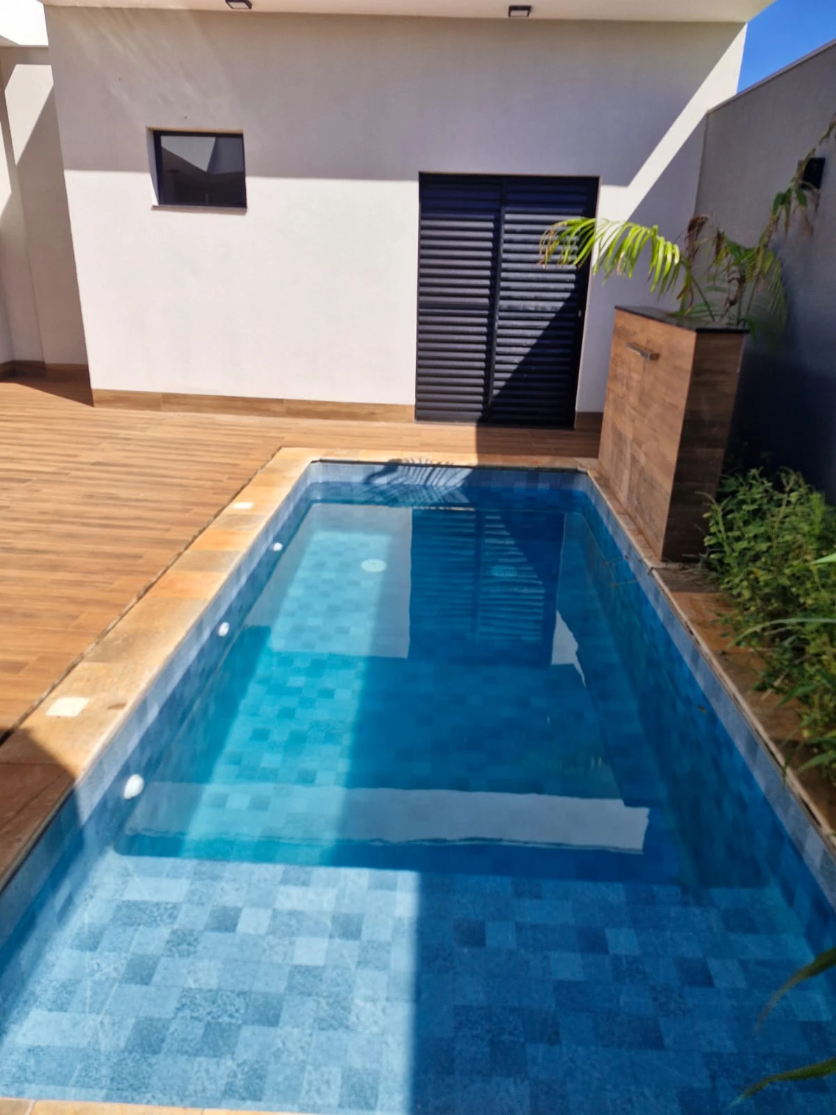 Casa com 3 suítes (sendo 1 com closet) e ampla área de lazer com piscina