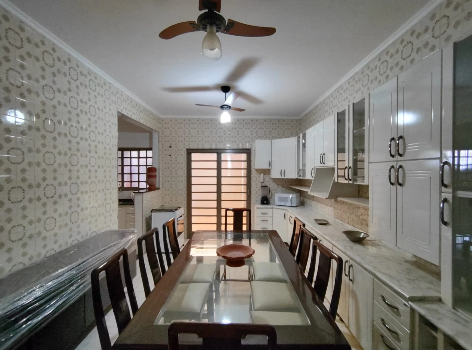 Casa com 2 dormitórios (sendo 1 suíte) + edícula