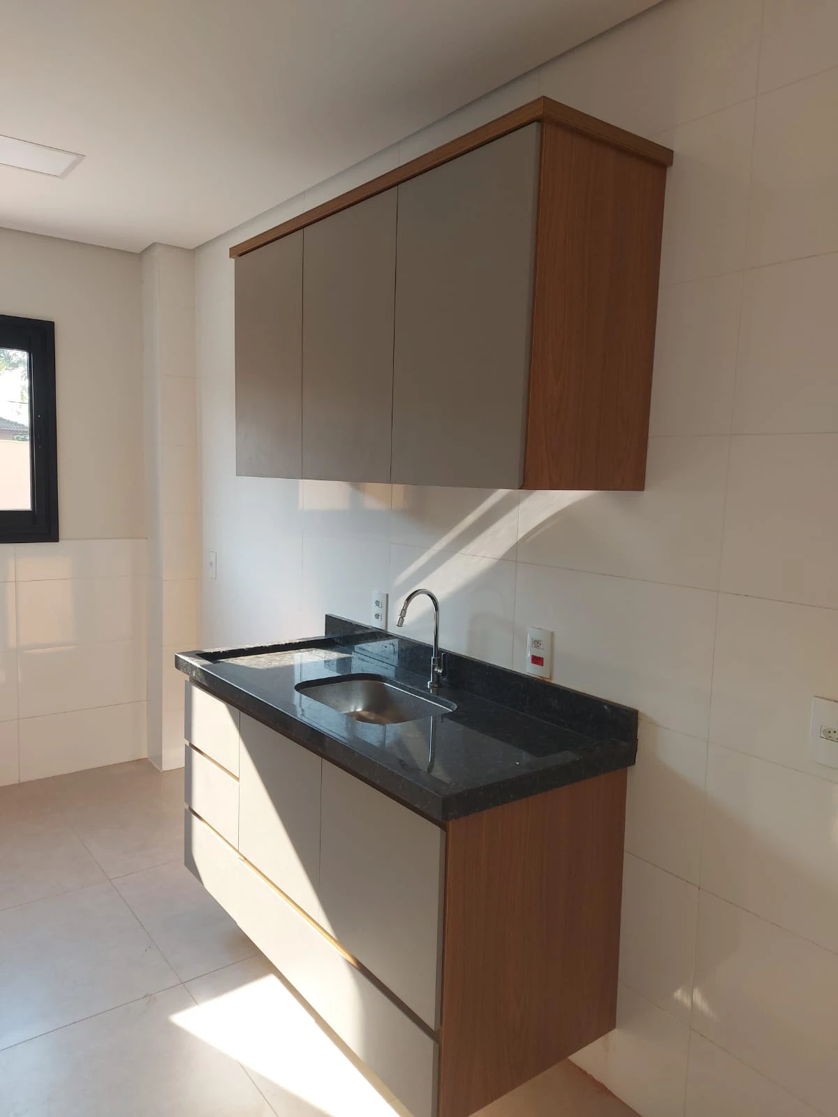 Apartamento com 1 dormitório e móveis planejados