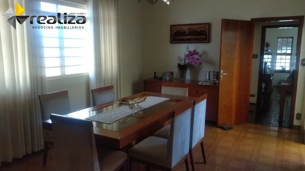 Casa com 3 dormitórios (sendo 1 suíte) e área de lazer