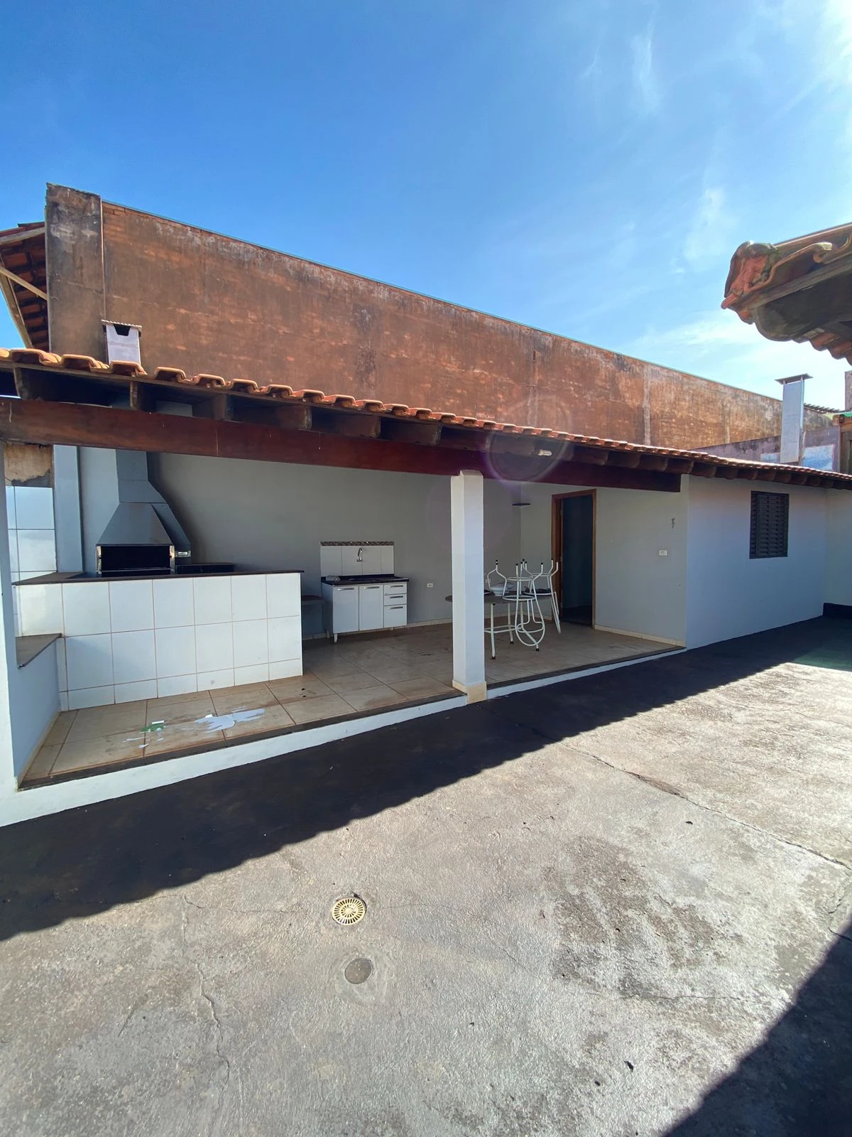 Casa com 3 dormitórios e com excelente localização.
