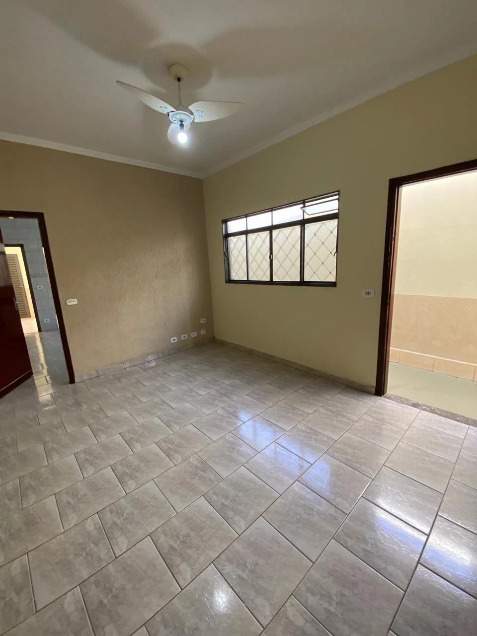 Casa com 1 dormitório.