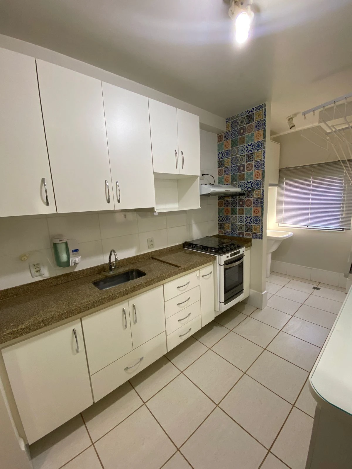 Apartamento com móveis planejados e excelente localização.
