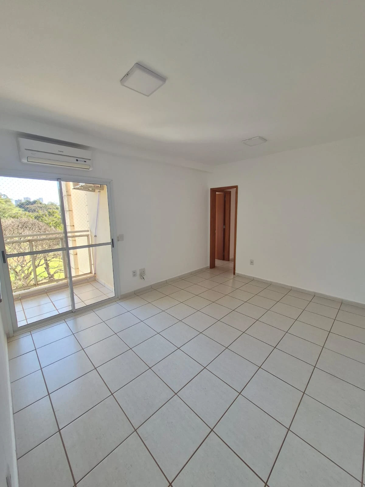 Apartamento com 2 dormitórios e armários planejados.