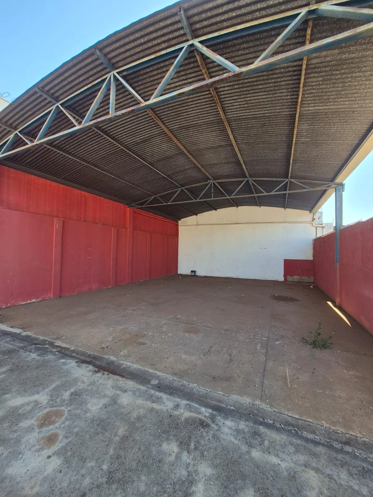 Ponto comercial com 2 barracões.