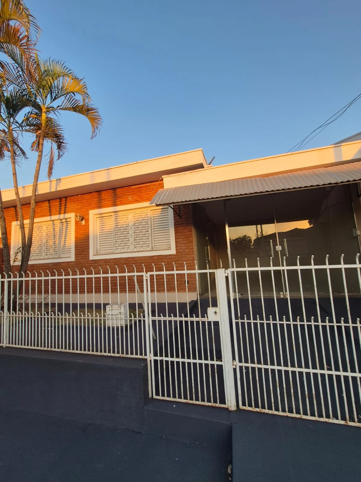 Casa com 3 dormitórios e com excelente localização.