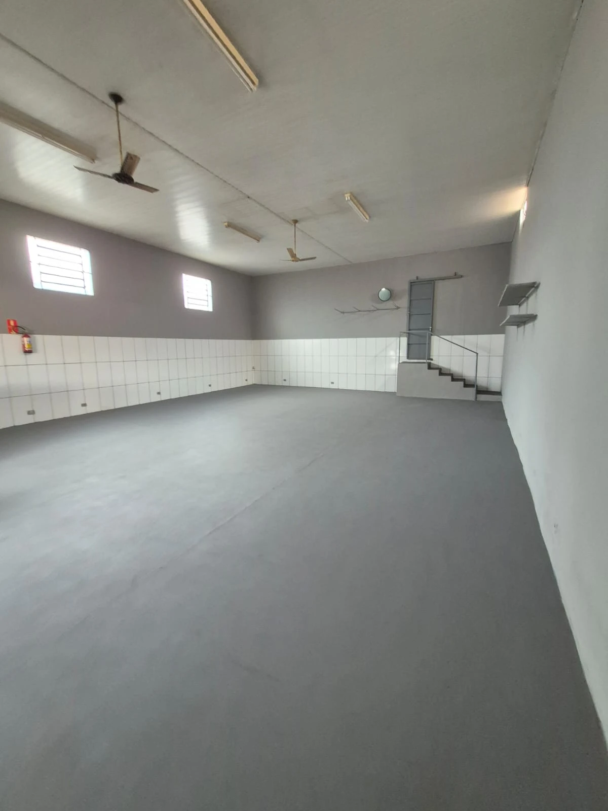 Barracão com Casa nos Fundos