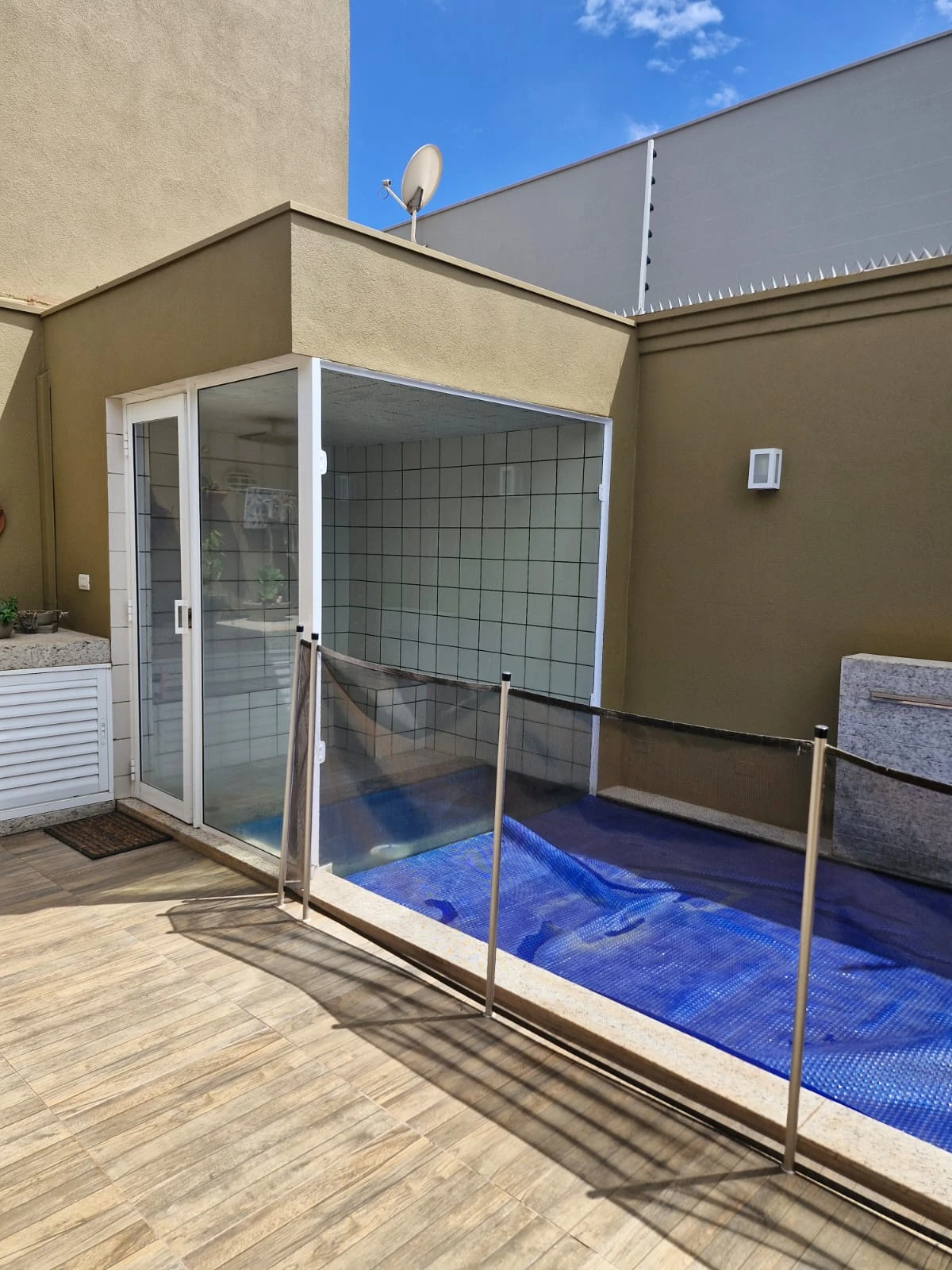 Casa em condomínio fechado com 3 dormitórios (sendo 1 suíte com closet)