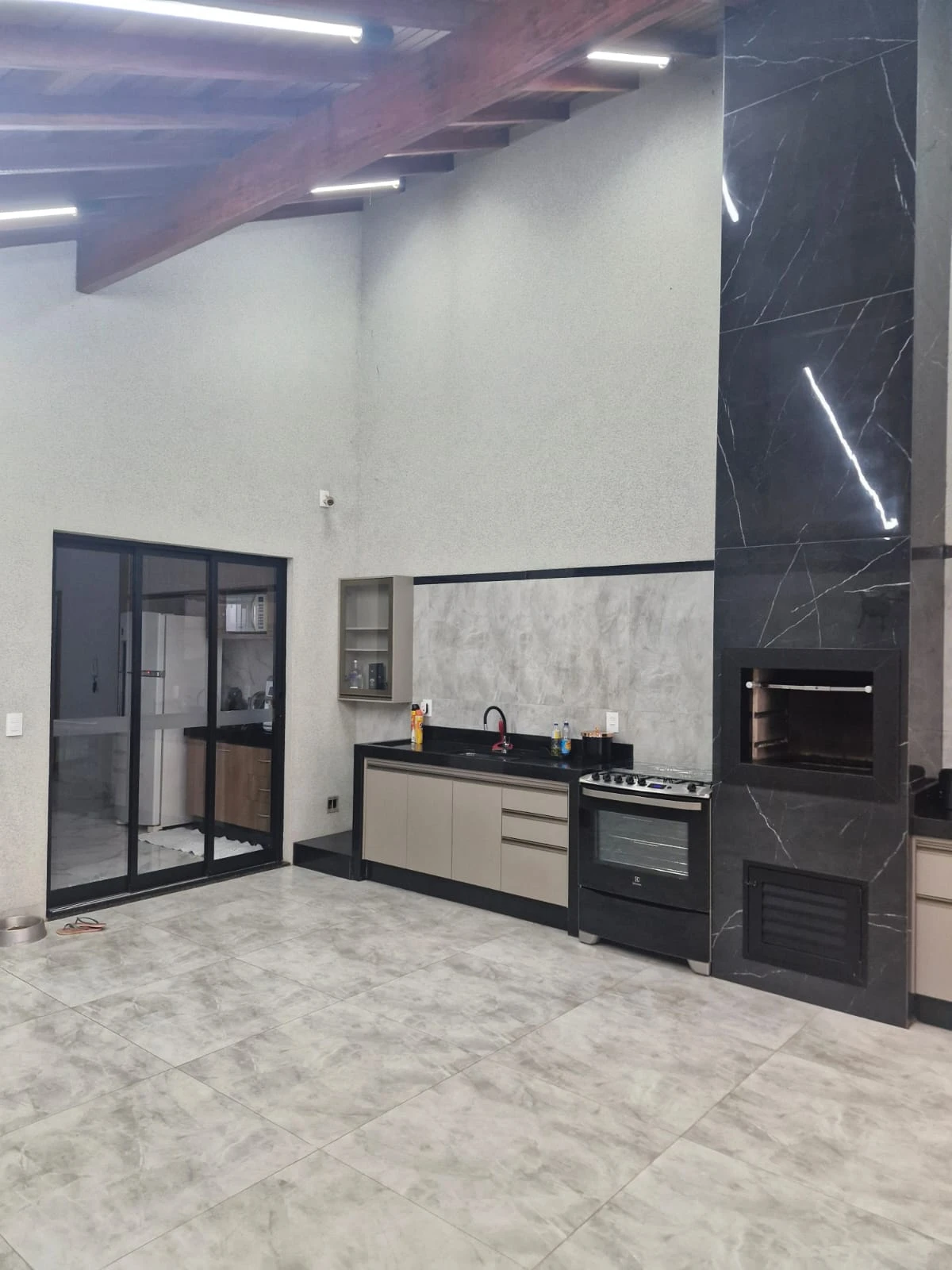 Casa com 2 dormitórios (sendo 1 suíte) e área de lazer