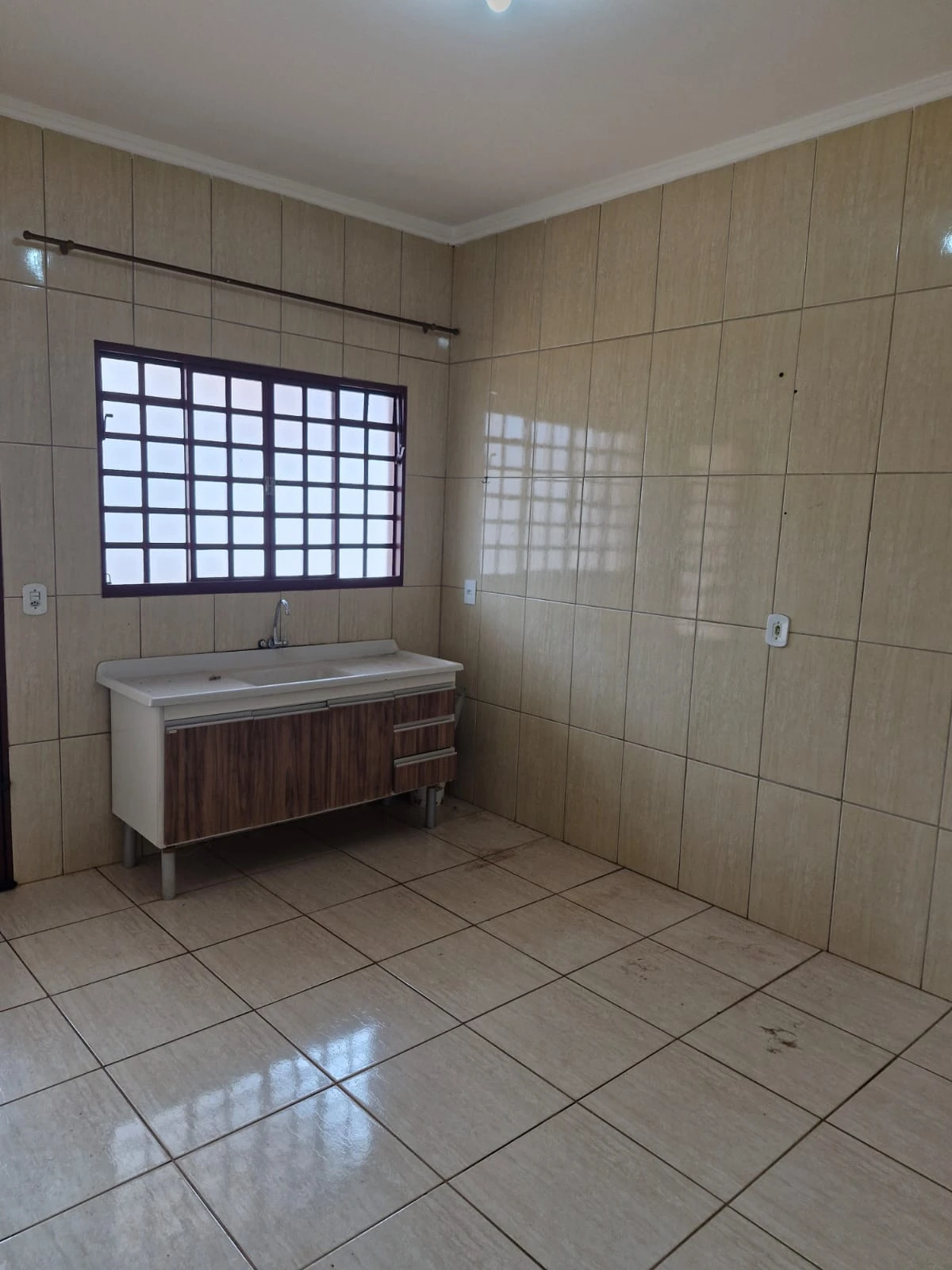 Casa com 2 dormitórios e garagem coberta para 2 carros